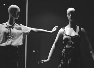 عروسک پشت پرده؛ داستانی رمانتیک از صادق هدایت عروسک پشت پرده از مجموعه سایه روشن صادق هدایت